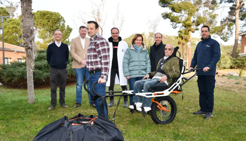 Una silla adaptada todoterreno para sortear rocas en el campo